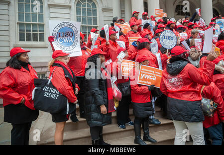 New York, Stati Uniti d'America. 10 Aprile, 2018. Gli attivisti, leader comunitari, sindacalisti e politici si riuniscono sulle fasi di City Hall di New York martedì, 10 aprile 2018 al rally contro disparità di retribuzione sulla dodicesima Giornata per la parità di retribuzione annuale. Le donne guadagnano in media il 89 centesimi per ogni dollaro la sua controparte maschile guadagna. Credito: Richard Levine/Alamy Live News Foto Stock