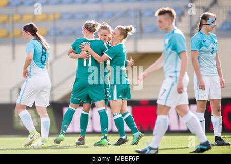 Domzale, Slovenia. Decimo Apr, 2018. Il 10 aprile 2018, Slovenia, Domzale: calcio, coppa del mondo femminile di qualifica, Europa, gruppo stadi, Slovenia vs Germania. In Germania i giocatori di celebrare il loro lato del terzo obiettivo con marcatore Alexandra Popp (C). Credito: Sasa Pahic Szabo/dpa/Alamy Live News Foto Stock