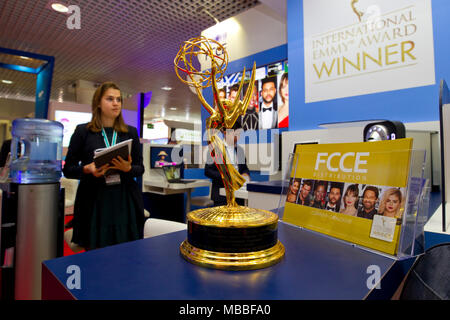 Cannes, Francia. 08 apr, 2018. Cannes, Francia - Aprile 08, 2018: MIPTV, Global TV e contenuti digitali mercato, Emmy Award statua, televisione, un reed MIDEM Evento, MIPDOC, MIPCOM | Utilizzo di credito in tutto il mondo: dpa/Alamy Live News Credito: dpa picture alliance/Alamy Live News Foto Stock