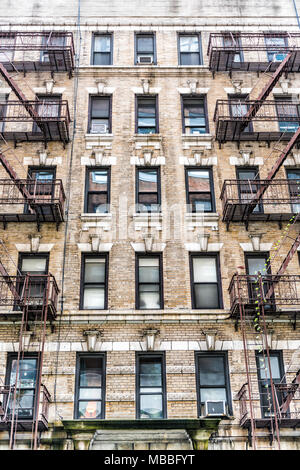 Vecchio appartamento condominio architettura esterna a Chelsea, NYC, Manhattan, New York City con il fuoco sfugge, windows, scale