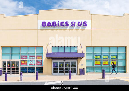 Sterling, Stati Uniti d'America - Aprile 4, 2018: Babies R US store in Fairfax County, Virginia per bambini shop ingresso esterno con segno, logo, porte, chiusura in corso Foto Stock