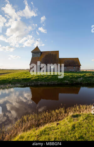 San Tommaso Becket una chiesa a Fairfield che si siede da solo in un campo del Romney Marsh. Fairfield che una volta era un borgo fiorente. Foto Stock