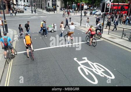 I ciclisti in attesa in rosso semaforo sul trefolo centrale di Londra Inghilterra REGNO UNITO Foto Stock