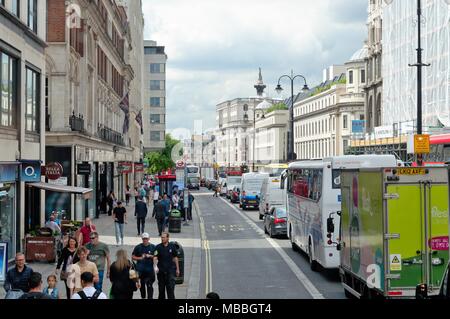 La congestione del traffico sul tratto centrale di Londra Inghilterra REGNO UNITO Foto Stock