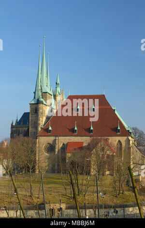 Vista laterale della cattedrale di Erfurt con cielo blu Foto Stock