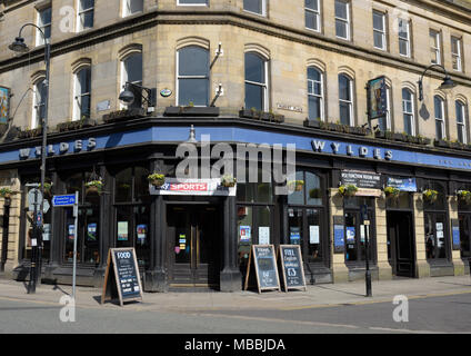 Vecchia banca edificio, Wyldes casa pubblica e negozi di legno Chalkboard cartelli in Bury lancashire uk Foto Stock