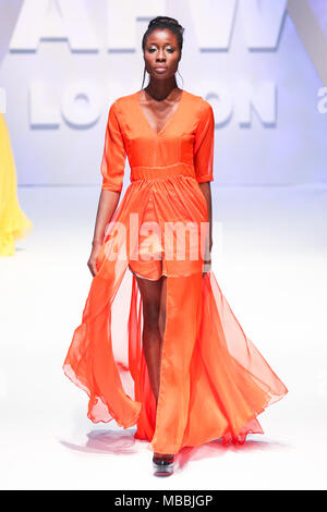 Londra, UK, agosto 2014, designer Adama Parigi ha presentato la sua nuova collezione in Africa la settimana della moda di Londra 2014. Mariusz Goslicki/Alamy Foto Stock