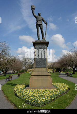 Lancashire Fusiliers Boer War Memorial statua in bronzo su zoccolo in arenaria dello scultore george james frampton in whitehead gardens bury lancashire regno unito Foto Stock