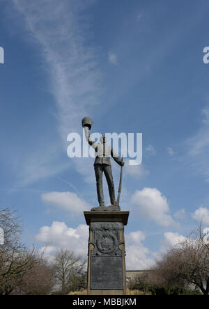 Lancashire Fusiliers Boer War Memorial statua in bronzo su zoccolo in arenaria dello scultore george james frampton in whitehead gardens bury lancashire regno unito Foto Stock