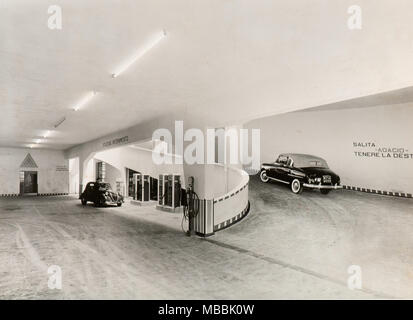 Una foto del parcheggio di Via Ariberto, Milano del famoso fotografo agenzia Farabola(1950) Foto Stock