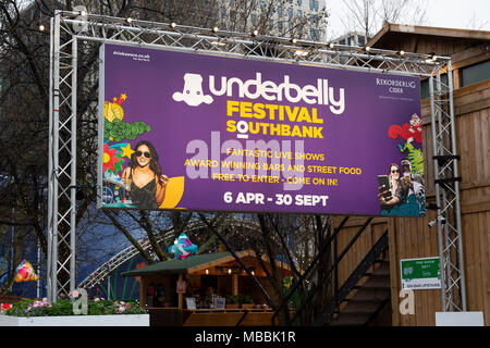 Segno o banner pubblicitari il underbelly Festival sulla riva sud del Tamigi, Londra. Un festival di arti in esecuzione da aprile - settembre 2018. Foto Stock