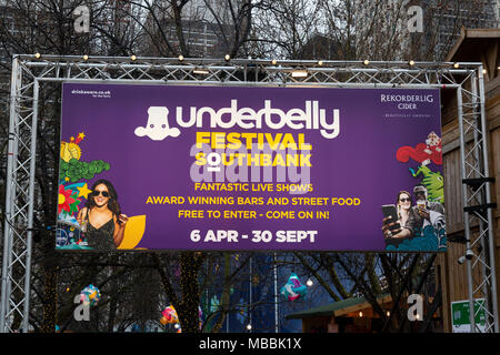 Segno o banner pubblicitari il underbelly Festival sulla riva sud del Tamigi, Londra. Un festival di arti in esecuzione da aprile - settembre 2018. Foto Stock