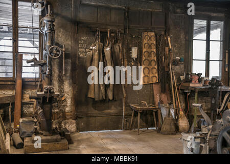 Laboratorio storico di fabbro presso il Museo all'aperto Ballenberg, Berna, Svizzera Foto Stock