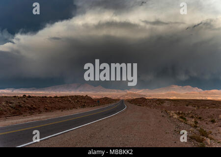 Percorso nella Puna Argentina che attraversa aree senza nuvole, soleggiato e presto una tempesta Foto Stock
