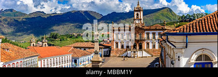 Vista panoramica dal di sopra la piazza centrale della città storica di Ouro Preto con il museo della Inconfidência e colline in background Foto Stock