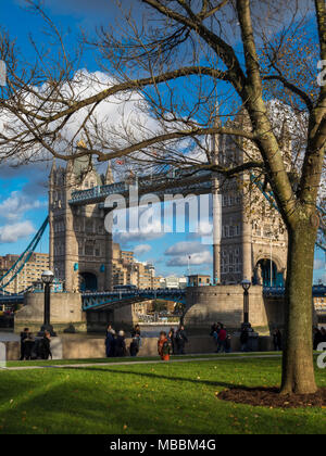 Vista del Tower Bridge da Potters Fields Park, London SE1, Regno Unito Foto Stock