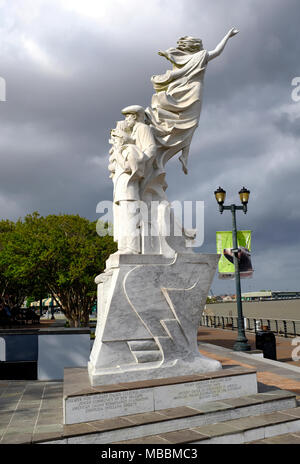 Monumento alla statua di immigrati a New Orleans, Louisiana. Statua di marmo di una femmina di Musa e un immigrato famiglia Foto Stock