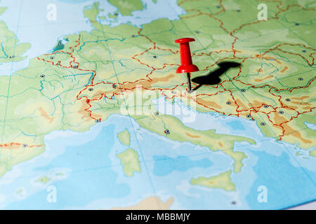 Pin di colore rosso su una mappa di Zagabria di puntamento Foto Stock