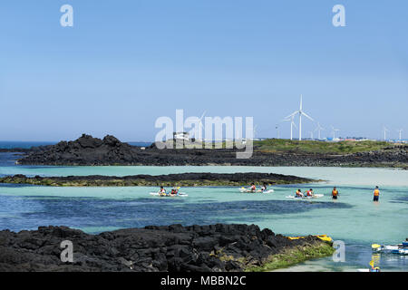 Jeju, Corea del Sud - 22 Maggio 2017: persone andare in kayak costa Woljeongri. Worljeongri costa è famosa per pulire la sabbia bianca e color smeraldo dell'acqua. E anche l'uomo Foto Stock