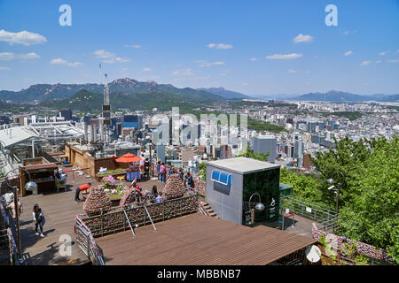 Seoul, Corea del Sud - 26 Aprile 2017: Obervatory nel Monte Namsan e la città di Seoul. Namsan situato nel centro di Seul è una delle famose attrazioni Foto Stock