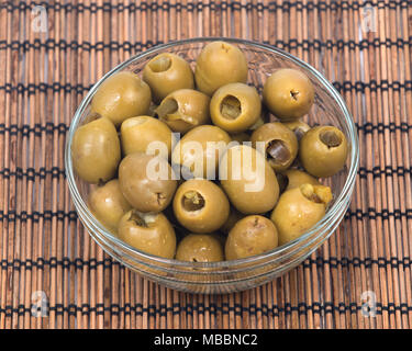 Green colossale mano olive ripiene di peperoncini jalapeno Foto Stock