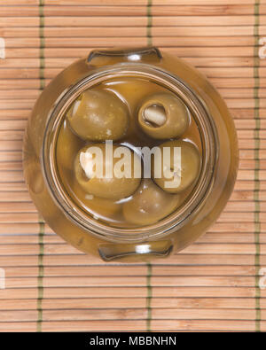 Green colossale mano Olive ripiene con Aglio guanti in vaso Foto Stock