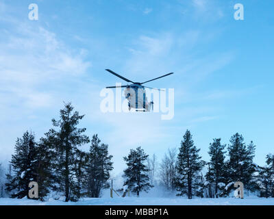 Svedese di elicottero NH90 si prepara a terra per scaricare i Marines con Marine Force-Europe di rotazione durante la fase di esercizio del sole invernale 18 in Boden, Svezia, 14 marzo 2018. Il sole invernale 18 è un esercizio di multinazionali che integra gli elementi smontati con una fanteria meccanizzata e migliora la collaborazione strategica tra Stati Uniti Marines e le forze svedesi in un freddo ambiente. (U.S. Marine Corps foto di Cpl. Raul Torres/rilasciato) Foto Stock