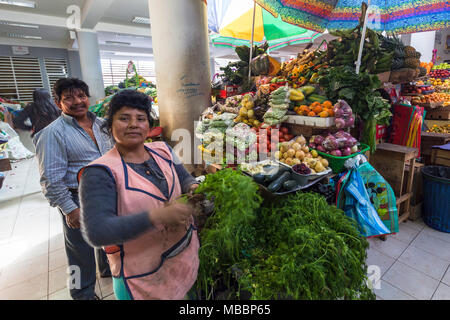Píllaro, ECUADOR - Febbraio 6, 2016: Unidentified giovane vende verdura nel mercato Pillaro. Foto Stock
