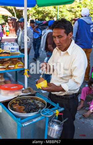 Píllaro, ECUADOR - Febbraio 6, 2016: uomo non identificato vende sweet fichi sulla strada per la festa di diabladas di Pillaro Foto Stock