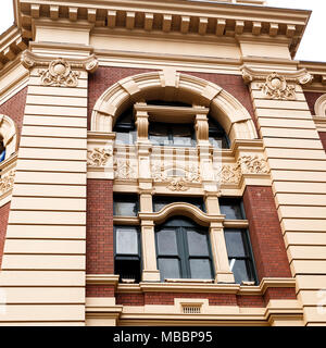 Particolare di una finestra e due ordine ionico colonne sulla facciata del Flinders Street Stazione Ferroviaria di Melbourne, Victoria, Australia Foto Stock