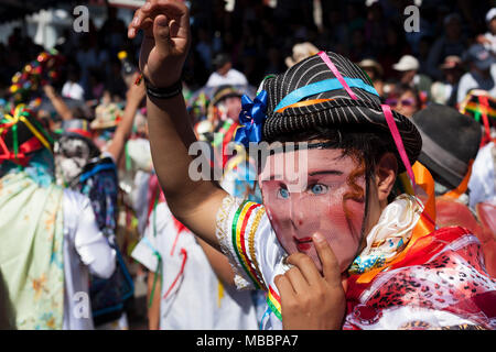 Píllaro, ECUADOR - Febbraio 6, 2016: sconosciuta la gente del posto e i turisti danza e celebrare la festa del diabladas Pillaro. Foto Stock