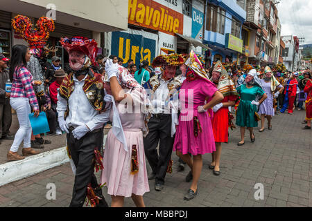 Píllaro, ECUADOR - Febbraio 6, 2016: sconosciuta la gente del posto e i turisti danza e celebrare la festa del diabladas Pillaro. Foto Stock