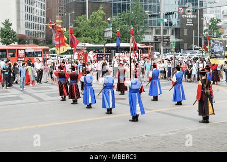 SEOUL, Corea del Sud - 28 luglio 2009: il cambio della guardia cerimonia di Deoksugung Foto Stock