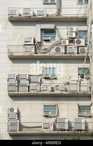SEOUL, Corea del Sud - 24 Marzo 2014: un sacco di unità esterna di un condizionatore su una parete di edificio in una città Foto Stock