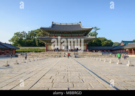 SEOUL, Corea del Sud - 20 settembre 2014: Vista di Injeongjeon in Joseon Changdeokgung palace Foto Stock