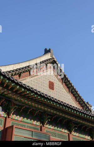 SEOUL, Corea del Sud - 20 settembre 2014: vista laterale del tetto di tegole nel palazzo di Changdeokgung Foto Stock