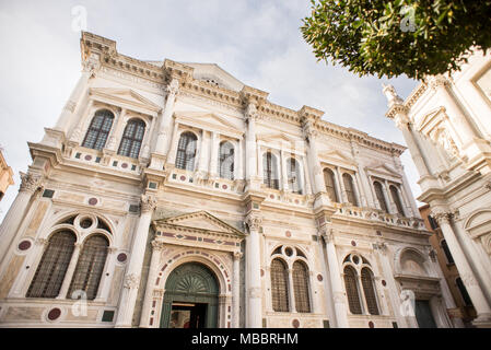 Scuola Grande di San Rocco a Venezia. L'Italia. Vista frontale. Bellissima facciata. Foto Stock