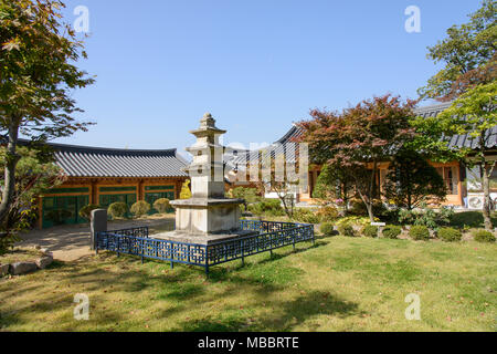 YEONGJU, COREA DEL SUD - 15 ottobre 2014: pietra pagoda in Buseoksa. Buseoksa tempio è il secondo più antico tempio costruito in periodo di Silla. Foto Stock