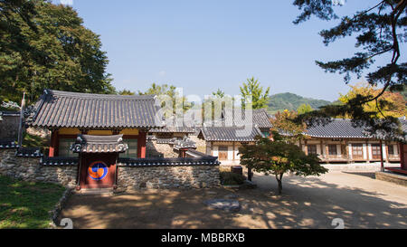 YEONGJU, COREA DEL SUD - 15 ottobre 2014: vista intera di Sosuseowon. Sosuseowon è la prima accademia confuciana come Seowon in dynasy Joseon periodo. Foto Stock