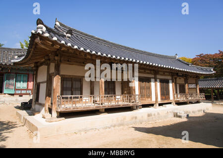 YEONGJU, COREA DEL SUD - 15 ottobre 2014: Jikbangjae e Ilsinjae sistemazioni e ufficio per i professori in Sosuseowon. Sosuseowon è il primo confuciano Foto Stock