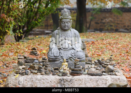 GYEONGJU, COREA DEL SUD - 20 ottobre 2014: Statua del Buddha con pietre impilate in Bunhwangsa. Bunhwangsa è un tempio costruito in epoca Silla. Foto Stock