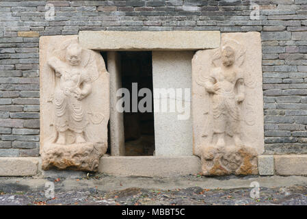 GYEONGJU, COREA DEL SUD - 20 ottobre 2014: Queste sono le sculture in pietra su ogni lato del Mojeonseoktap Bunhwang al tempio. Bunhwang tempio è stato costruito in Foto Stock