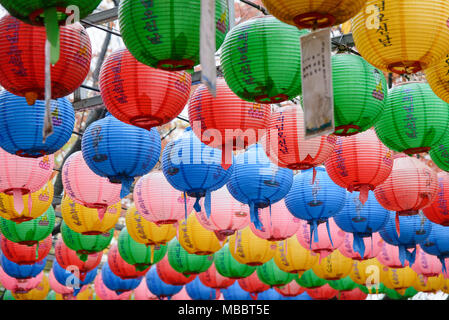 GYEONGJU, COREA DEL SUD - 20 ottobre 2014: la luce di lampade per il giorno di Buddha è venuta in Bunhwang tempio. Foto Stock