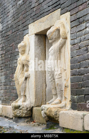 GYEONGJU, COREA DEL SUD - 20 ottobre 2014: Queste sono le sculture in pietra su ogni lato del Mojeonseoktap Bunhwang al tempio. Bunhwang tempio è stato costruito in Foto Stock