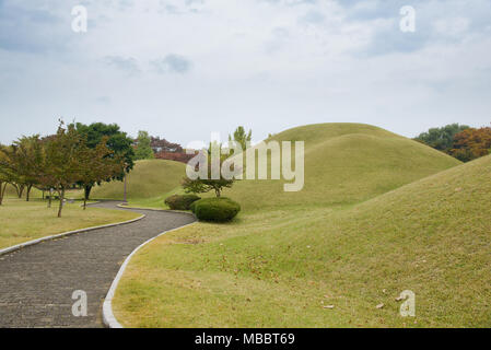 GYEONGJU, COREA DEL SUD - 20 ottobre 2014: Daereungwon antiche tombe, tombe reali a la Silla Era. Situato in Gyeongju, Corea. Foto Stock