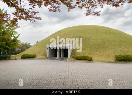 GYEONGJU, COREA DEL SUD - 20 ottobre 2014: Cheonmachong è una tomba di un re della dinastia Silla a tombe Daereungwon complesso. Foto Stock