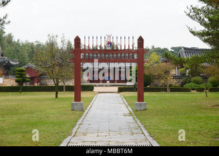 GYEONGJU, COREA DEL SUD - 20 ottobre 2014: Sungdeokjeon è il santuario conserva la compressa di Re Park Hyeokgeose, situato in Oreung. Foto Stock