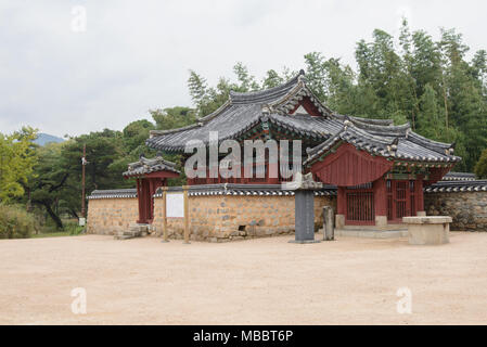 GYEONGJU, COREA DEL SUD - 20 ottobre 2014: Sungdeokjeon è il santuario conserva la compressa di Re Park Hyeokgeose, situato in Oreung. Foto Stock