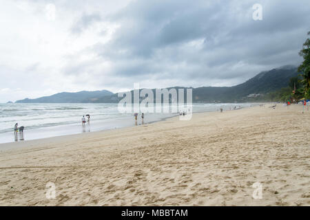 PHUKET, Tailandia - Agosto 01, 2013: vista di patong beach in una giornata nuvolosa Foto Stock