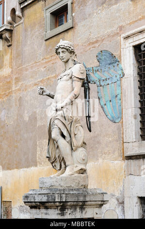 Roma, Italia - 27 gennaio 2010: l'arcangelo San Michele situato in Castel Sant'Angelo a Roma, Italia. Essa è stata scolpita da Raffaell Foto Stock